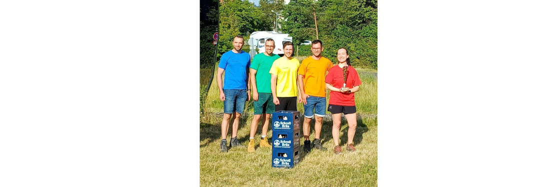 Siegerehrung des Tauziehwettbewerbs beim Sommerfest der Fakultät für Ingenieurwissenschaften 2026: Platz 1 für das Team „Konstruktiver Widerstand“ des Lehrstuhls für Konstruktionslehre und CAD, Platz 2 für den Lehrstuhl Metallische Werkstoffe und Pla